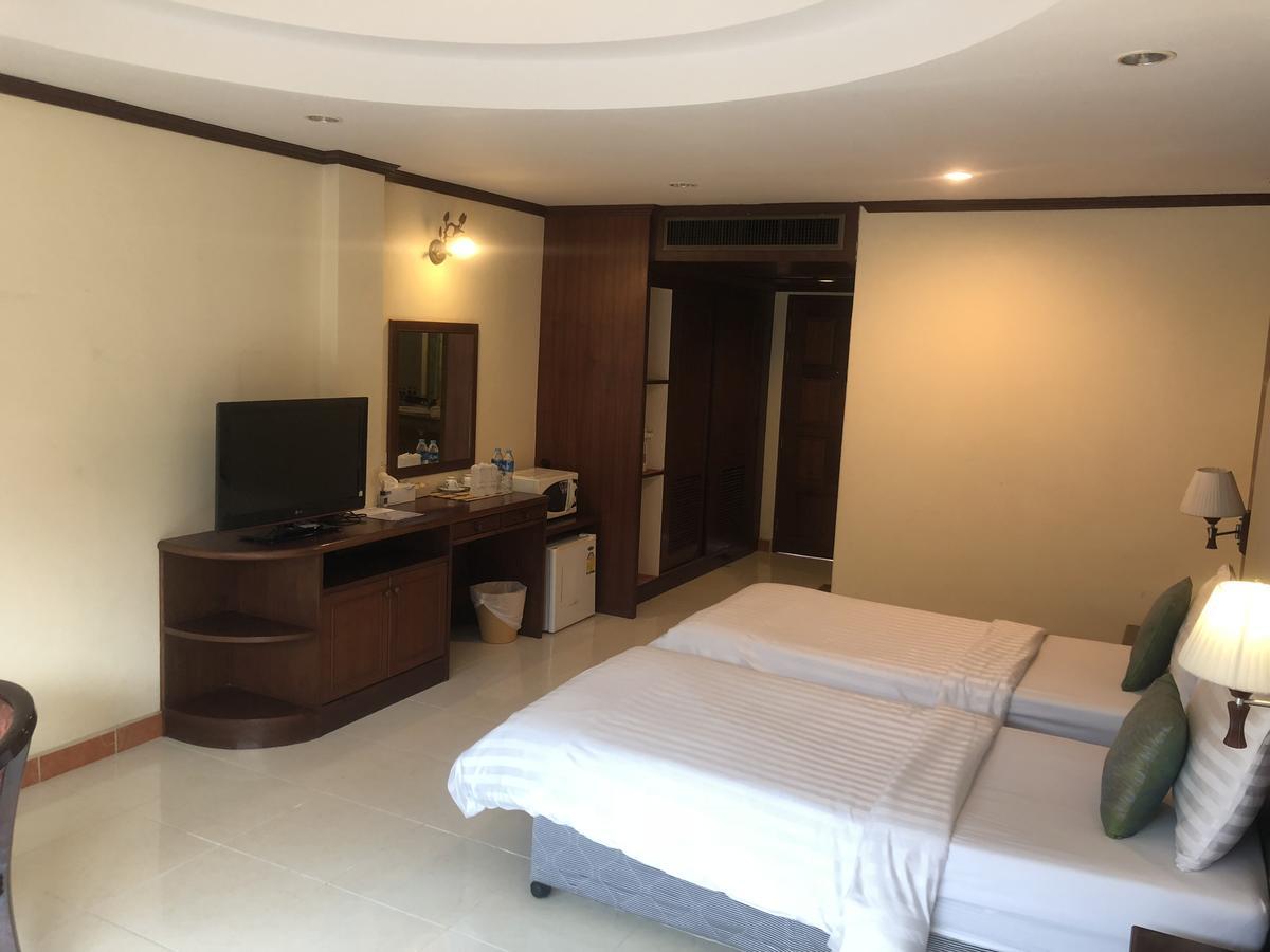 Hotel Ban Tyrol Patong Exterior foto